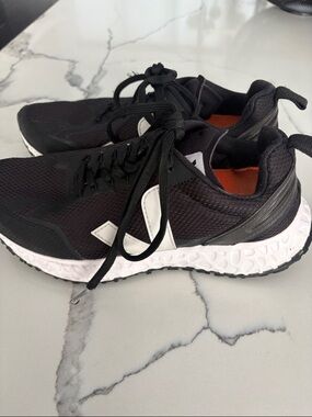 Veja Black and White Condor 2 Athletic Sneakers. 7.5.